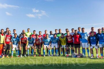 Jucătorii celor doua formații s-au pozat împreună la finalul disputei din Cupa României. Foto Codrin Anton (Fotosport)