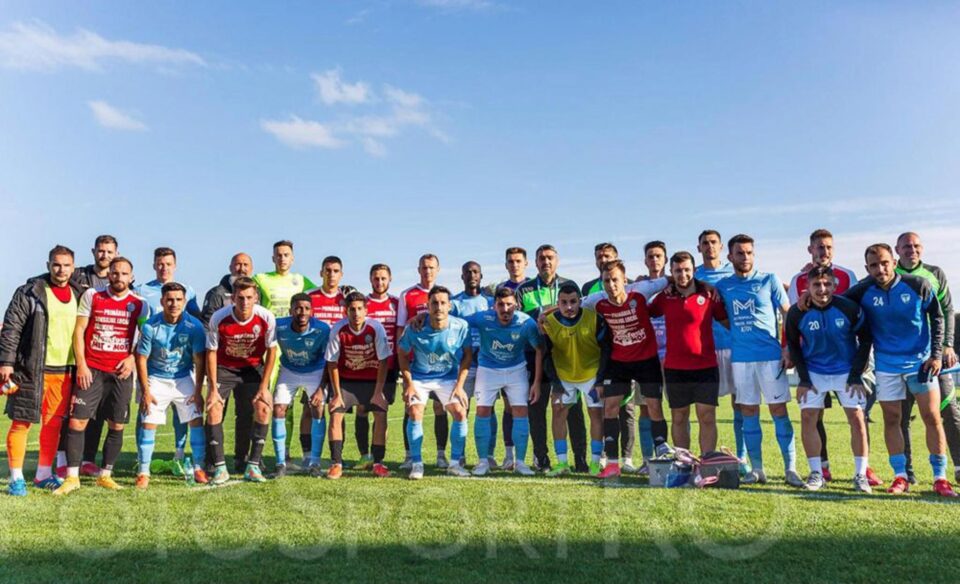 Jucătorii celor doua formații s-au pozat împreună la finalul disputei din Cupa României. Foto Codrin Anton (Fotosport) Jucătorii celor doua formații s-au pozat împreună la finalul disputei din Cupa României. Foto Codrin Anton (Fotosport)