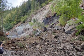 Drumul a fost blocat de noi alunecări
