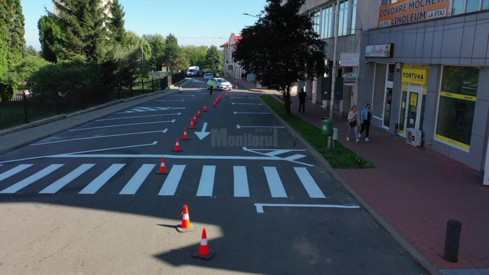 Strada Curtea Domnească are acum o porțiune mai mare cu sens unic, dar și mai multe locuri de parcare