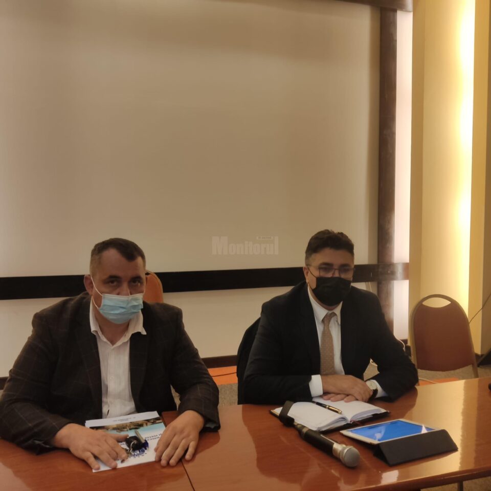 Doctorul Sorin Mihai Voloșeniuc, directorul executiv al DSVSA Suceava, și Robert Viorel Chioveanu, președintele ANSVSA Doctorul Sorin Mihai Voloșeniuc, directorul executiv al DSVSA Suceava, și Robert Viorel Chioveanu, președintele ANSVSA