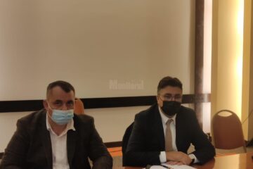 Doctorul Sorin Mihai Voloșeniuc, directorul executiv al DSVSA Suceava, și Robert Viorel Chioveanu, președintele ANSVSA