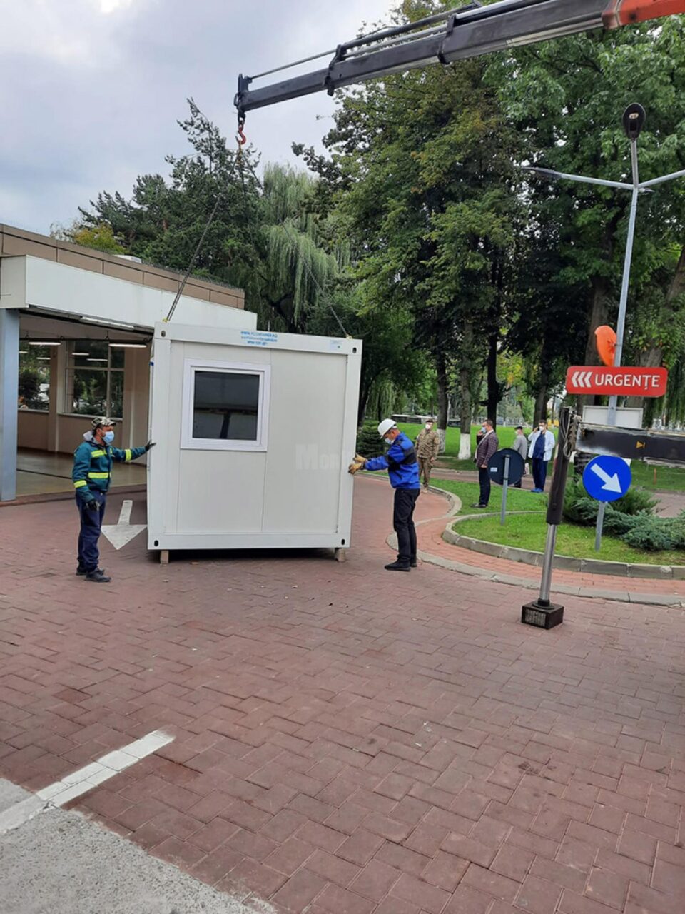 Spitalele din județ extind cu containere spațiul pentru triajul pacienților