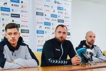 Antrenorul Adrian Chiruț, încadrat de jucătorii Cosmin Lupu și Alex Juverdianu