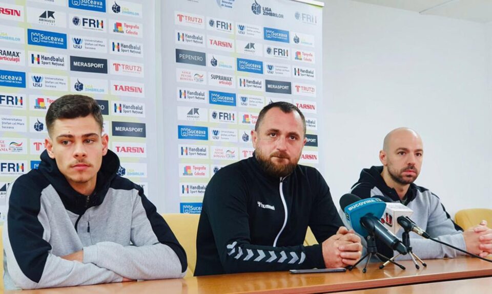 Antrenorul Adrian Chiruț, încadrat de jucătorii Cosmin Lupu și Alex Juverdianu