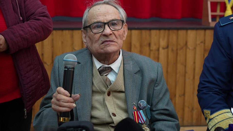 Constantin Florea s-a născut în data de 25 septembrie 1916, în orașul Dolhasca
