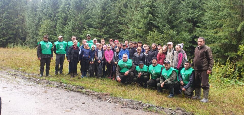 Pădurile din preajma Hergheliei Lucina au fost curățate de gunoaie de voluntari, care au adunat 140 de saci cu deșeuri