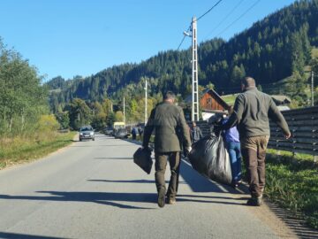 Uriașa cantitate de gunoaie adunată de silvicultori și voluntari din pădurile Sucevei