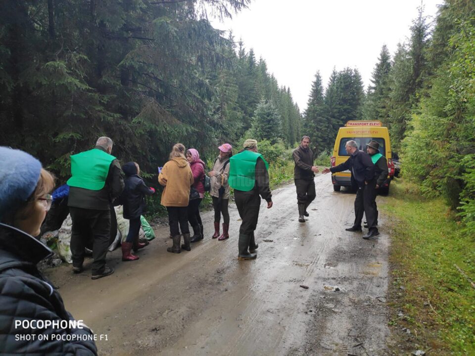 Aproape 1.200 de kg de gunoaie strânse de voluntari și silvicultori în pădurile din preajma Hergheliei Lucina
