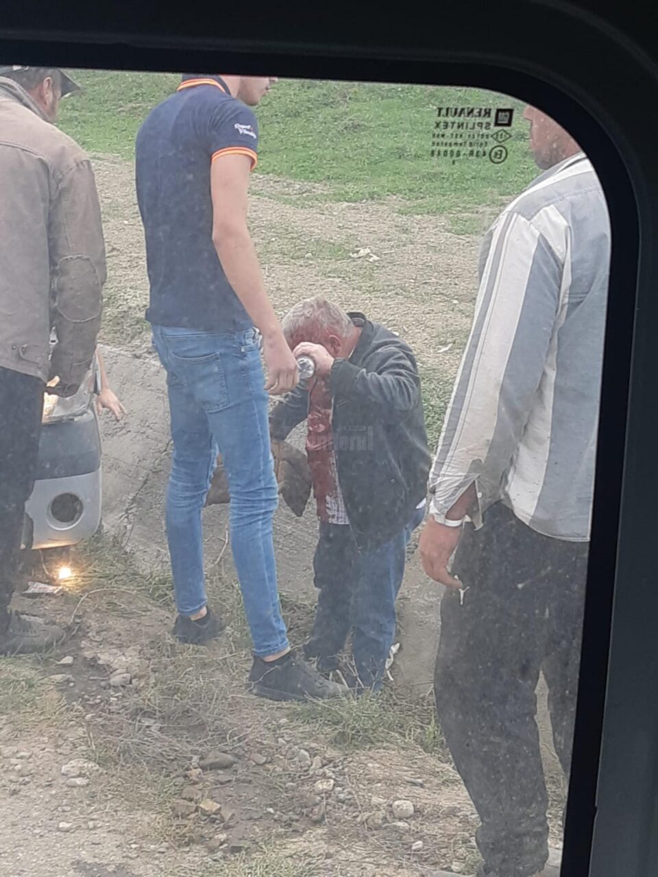 Viceprimarul băut din Mitocu Dragomirnei a lovit un podeț cu mașina și a fost dus acasă de localnici Viceprimarul băut din Mitocu Dragomirnei a lovit un podeț cu mașina și a fost dus acasă de localnici