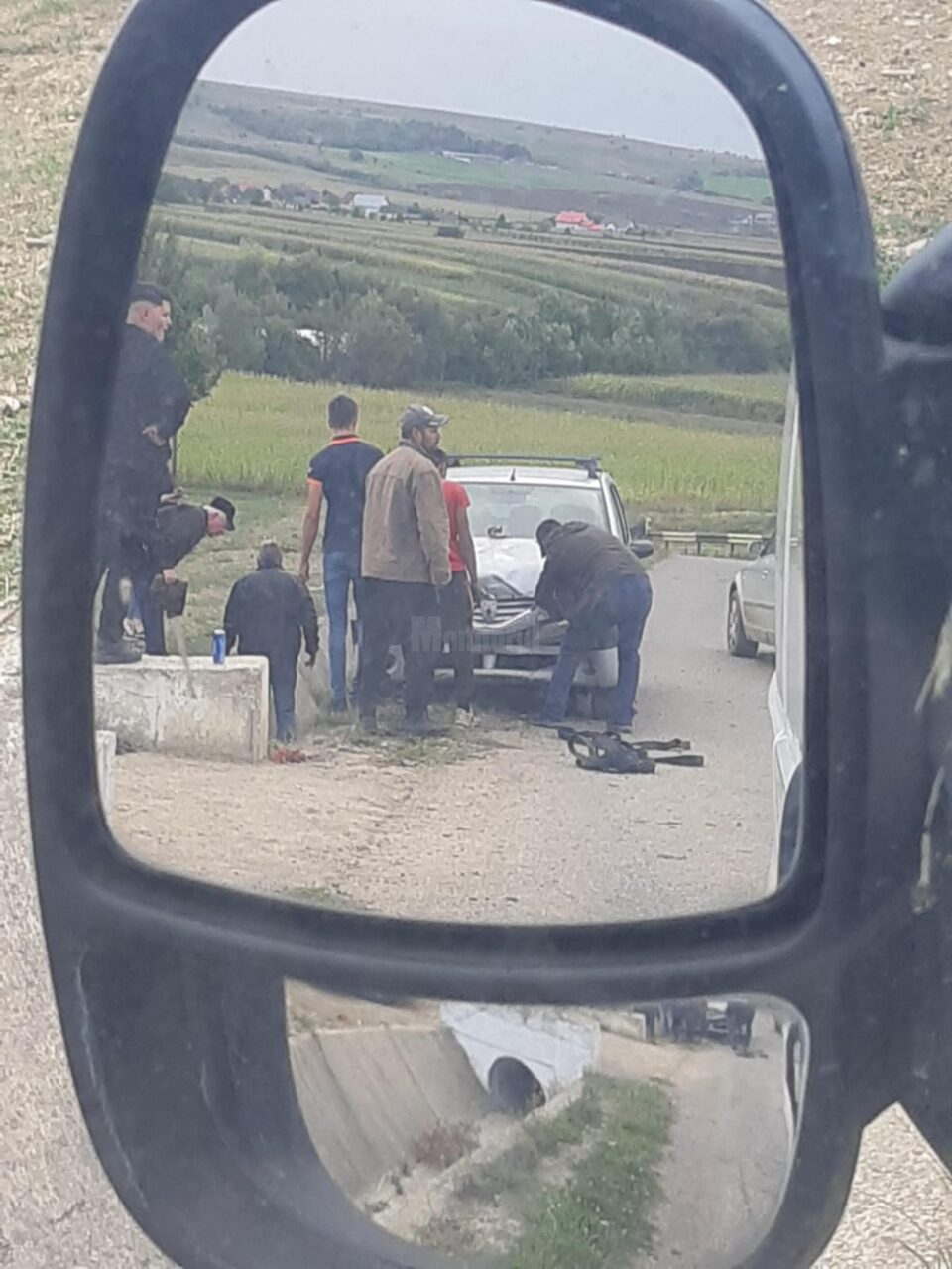 Viceprimarul băut din Mitocu Dragomirnei a lovit un podeț cu mașina și a fost dus acasă de localnici