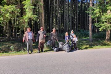 Uriașa cantitate de gunoaie adunată de silvicultori și voluntari din pădurile Sucevei