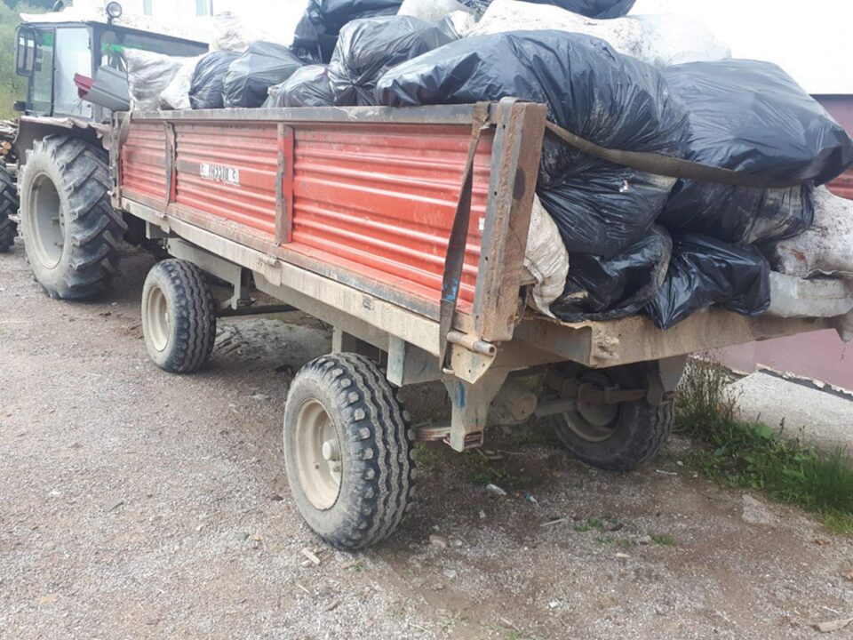 Aproape 1.200 de kg de gunoaie strânse de voluntari și silvicultori în pădurile din preajma Hergheliei Lucina