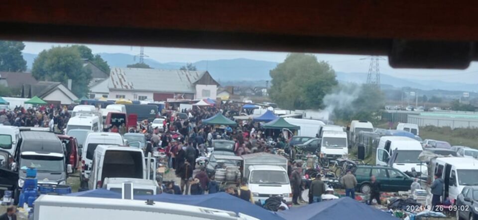 Piața de la Rădăuți a adunat sute de oameni, în plin scenariu roșu de Covid