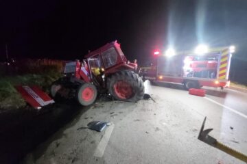 A intrat cu mașina direct într-un tractor care staționa pe E 85