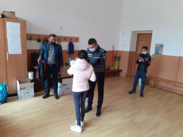 Ghiozdane și rechizite, oferite copiilor cu probleme financiare din Pătrăuți