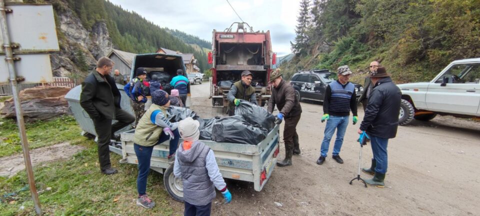 Sute de kilograme de gunoaie strânse de silvicultori și voluntari la Cârlibaba