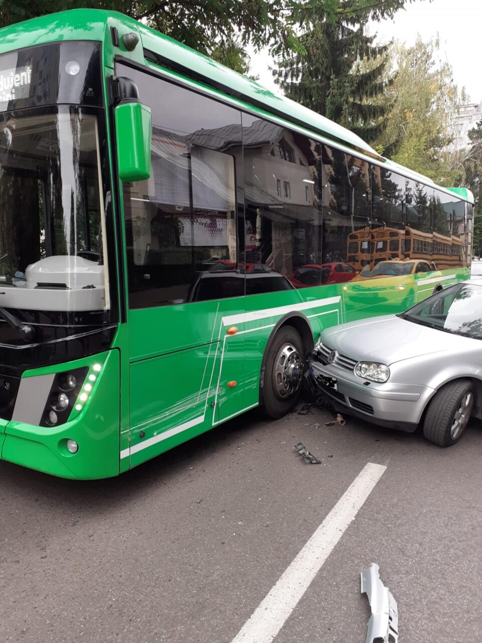Autobuz electric de la TPL, lovit de o șoferiță care “nu l-a văzut”