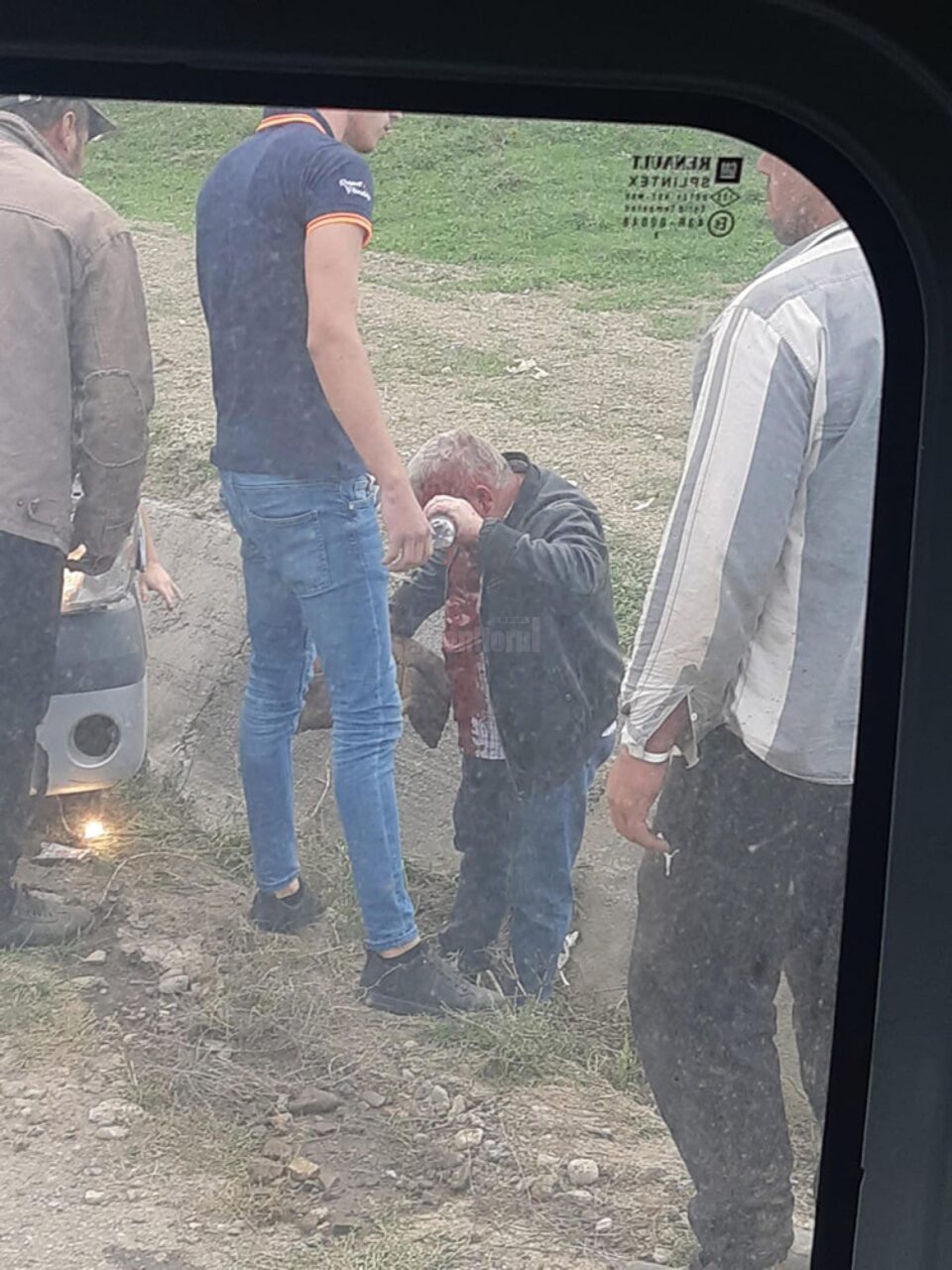 Viceprimarul băut din Mitocu Dragomirnei a lovit un podeț cu mașina și a fost dus acasă de localnici