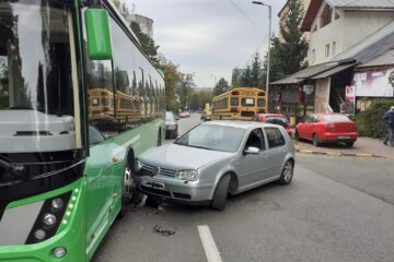 Autobuz electric de la TPL, lovit de o șoferiță care “nu l-a văzut”