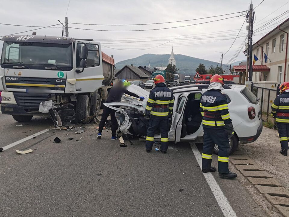 Bărbat scos dintre fiarele contorsionate ale mașinii după un accident la Păltinoasa