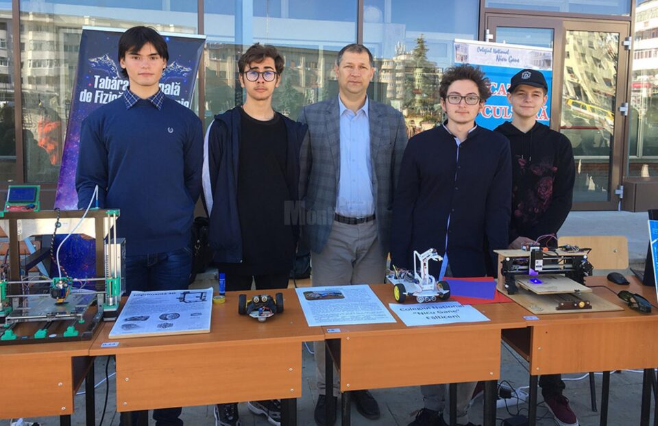 Membrii Clubului de robotică BIT (Be Innovative in Tehnology) de la Colegiul „Nicu Gane” din Fălticeni, coordonați de profesorul Dimitrie Filip Membrii Clubului de robotică BIT (Be Innovative in Tehnology) de la Colegiul „Nicu Gane” din Fălticeni, coordonați de profesorul Dimitrie Filip