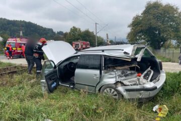 O mașină a fost acroșată de trenul Regio Câmpulung Moldovenesc – Suceava