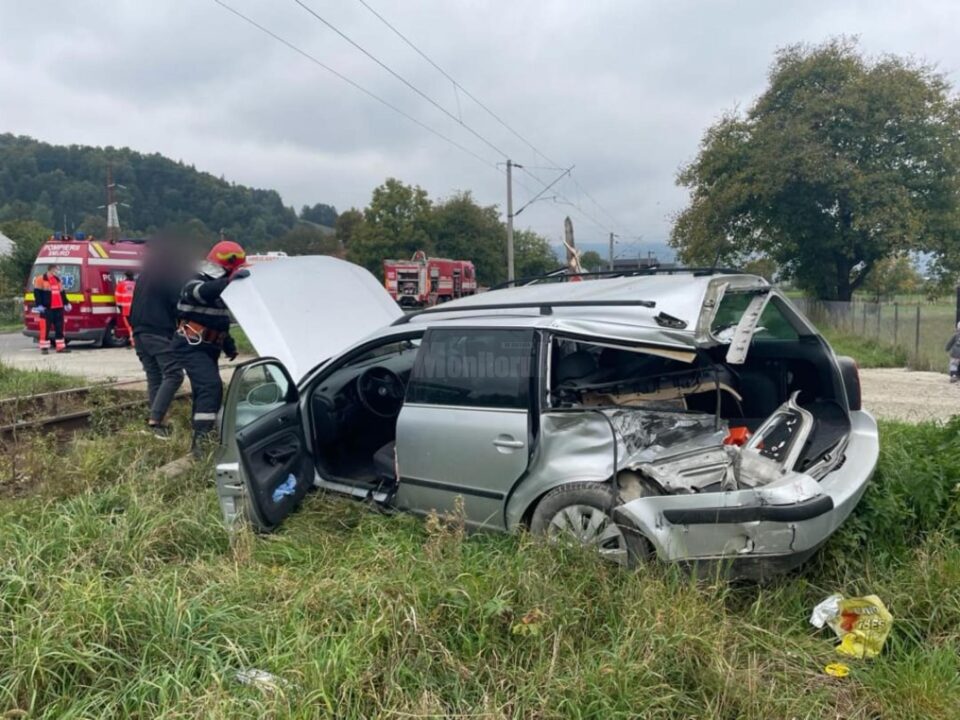 O mașină a fost acroșată de trenul Regio Câmpulung Moldovenesc – Suceava