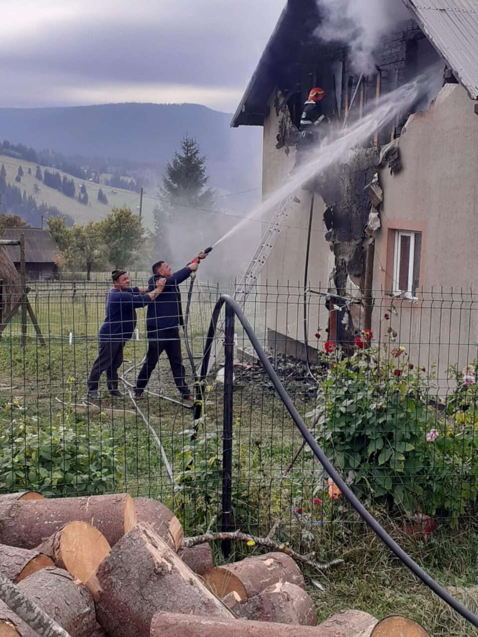 Șase persoane au rămas fără un acoperiș deasupra capului după ce casa le-a fost mistuită de flăcări Șase persoane au rămas fără un acoperiș deasupra capului după ce casa le-a fost mistuită de flăcări