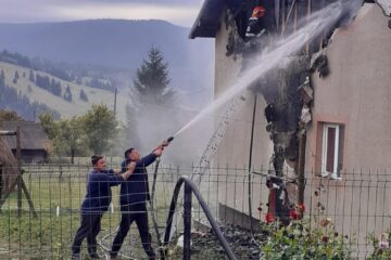 Șase persoane au rămas fără un acoperiș deasupra capului după ce casa le-a fost mistuită de flăcări