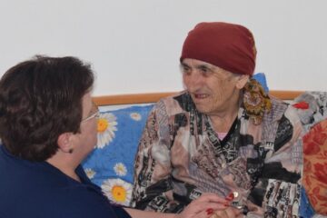 Peste 70 de „bunici” din Căminul de la Solca așteaptă un dar, de ziua lor, Ziua Persoanelor Vârstnice