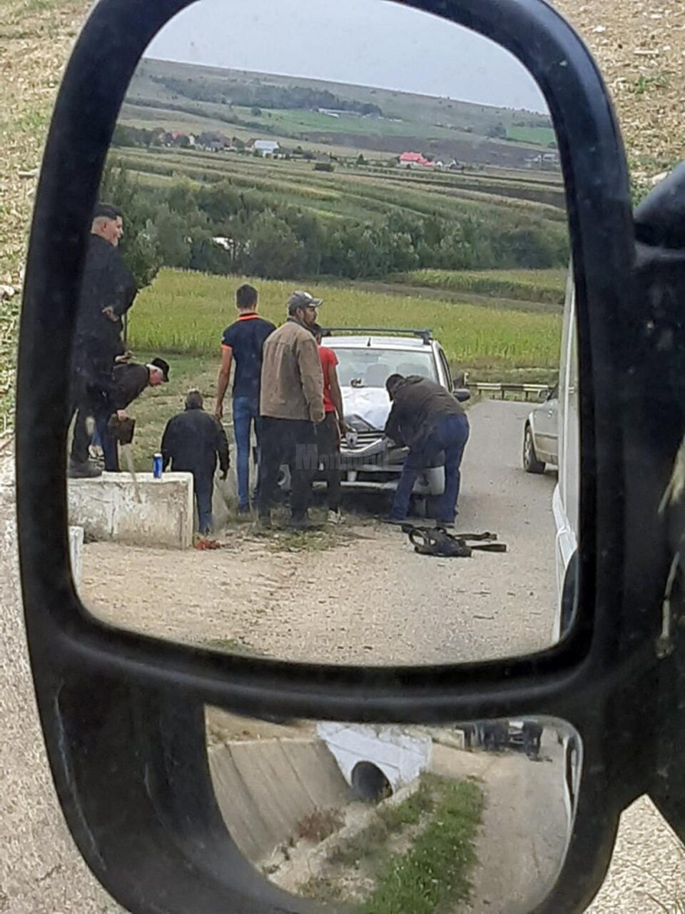 Viceprimarul băut din Mitocu Dragomirnei a lovit un podeț cu mașina și a fost dus acasă de localnici