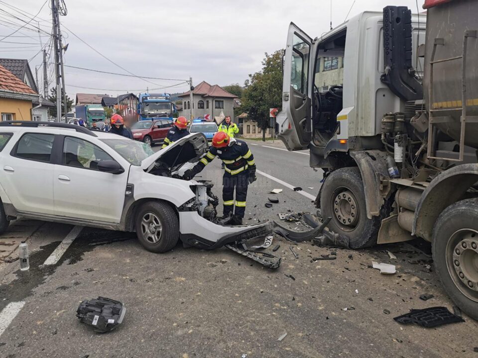 Bărbat scos dintre fiarele contorsionate ale mașinii după un accident la Păltinoasa