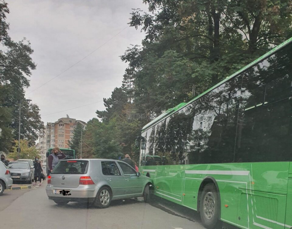 Autobuz electric de la TPL, lovit de o șoferiță care “nu l-a văzut”