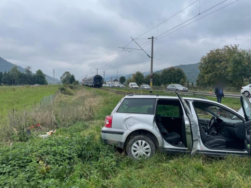 O mașină a fost acroșată de trenul Regio Câmpulung Moldovenesc – Suceava