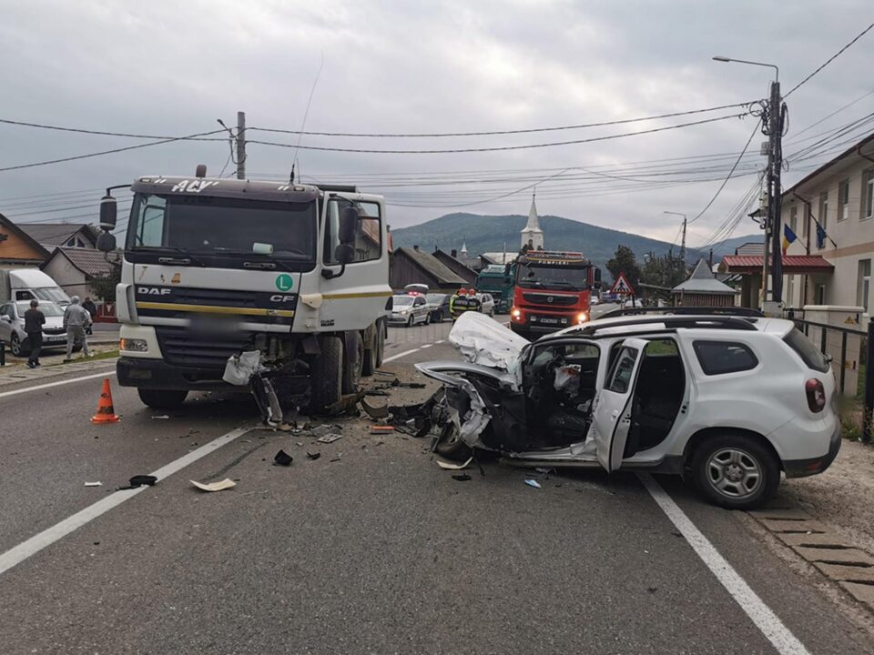 Bărbat scos dintre fiarele contorsionate ale mașinii după un accident la Păltinoasa