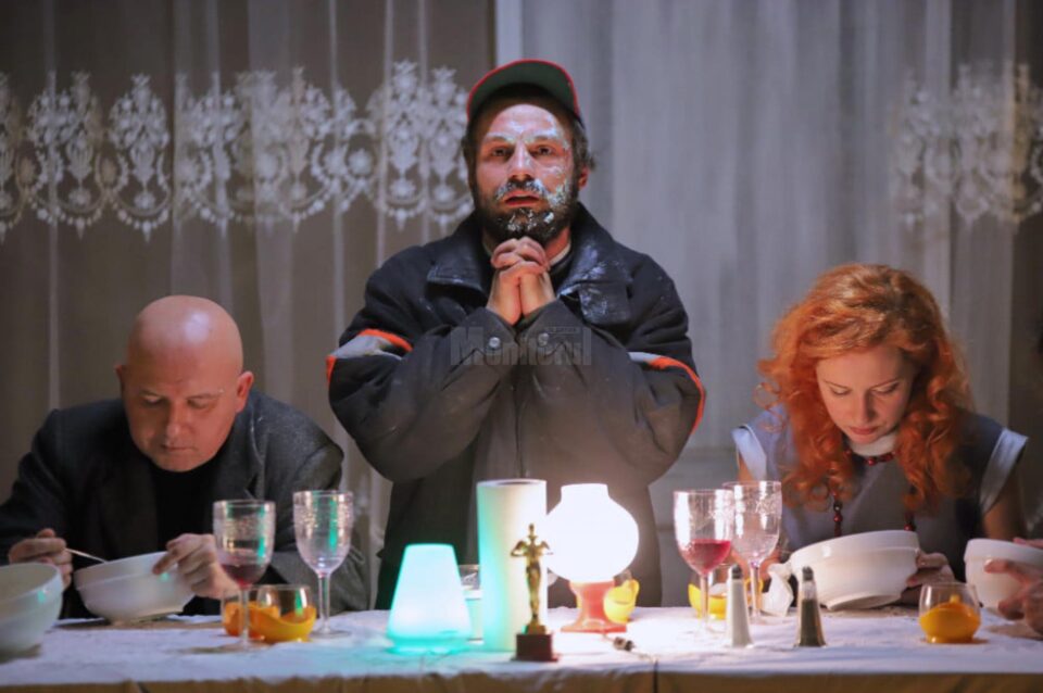 Spectacolul Cântăreața cheală, regizat de Alex Bogdan, producție a Teatrului Matei Vișniec Suceava