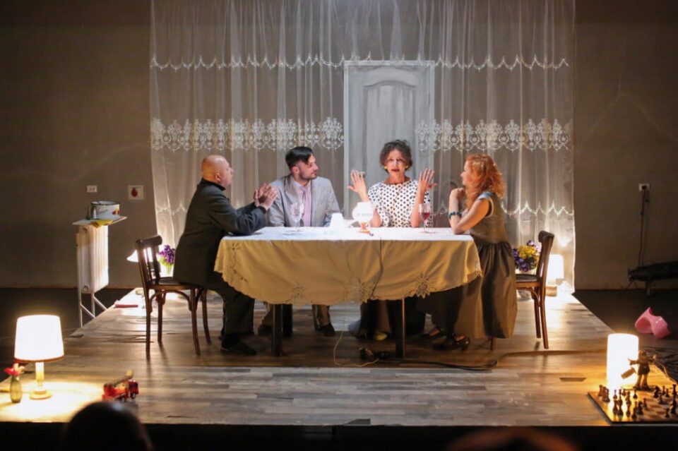 Spectacolul Cântăreața cheală, regizat de Alex Bogdan, producție a Teatrului Matei Vișniec Suceava