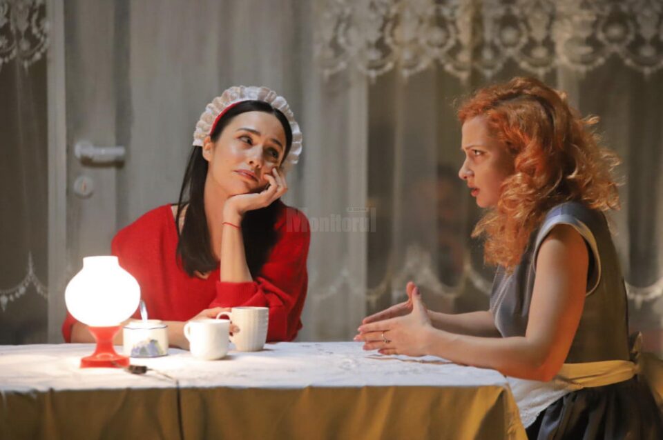 Spectacolul Cântăreața cheală, regizat de Alex Bogdan, producție a Teatrului Matei Vișniec Suceava
