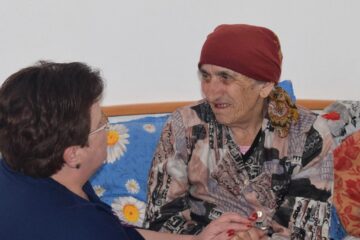Peste 70 de „bunici” din Căminul de la Solca așteaptă un dar, de ziua lor, Ziua Persoanelor Vârstnice