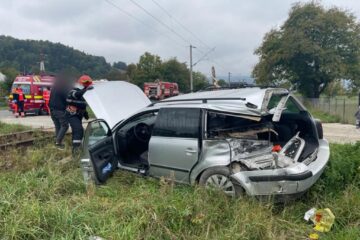 Mașina a fost acroșată de trenul Regio Câmpulung Moldovenesc – Suceava
