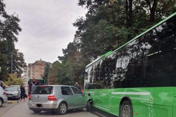 Autobuz electric TPL acroșat într-o laterală de un autoturism Volkswagen Golf, pe Mărășești