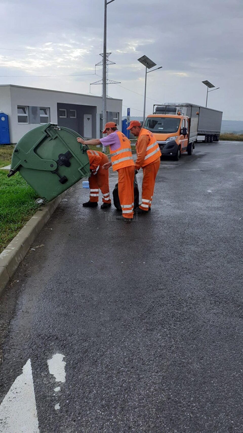 Grupul sanitar călcat de hoți, în spate