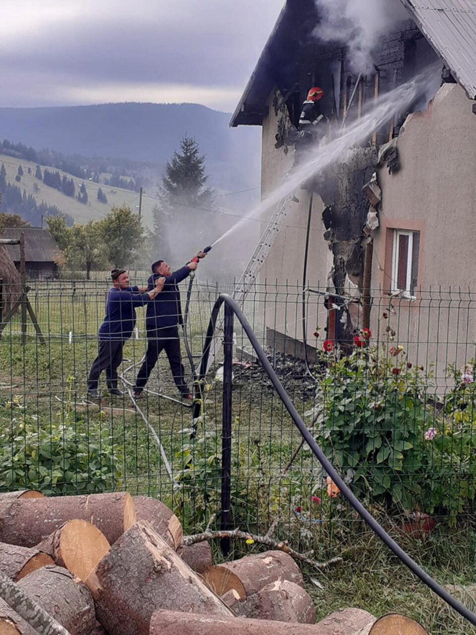 Șase persoane au rămas fără un acoperiș deasupra capului după ce casa le-a fost mistuită de flăcări Șase persoane au rămas fără un acoperiș deasupra capului după ce casa le-a fost mistuită de flăcări