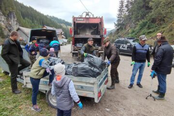Sute de kilograme de gunoaie strânse de silvicultori și voluntari la Cârlibaba