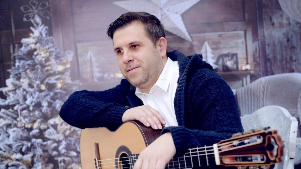 Unul dintre cei mai talentați chitariști din Suceava, Daniel Dragomirescu, a murit în urma unor complicații provocate de Covid Unul dintre cei mai talentați chitariști din Suceava, Daniel Dragomirescu, a murit în urma unor complicații provocate de Covid