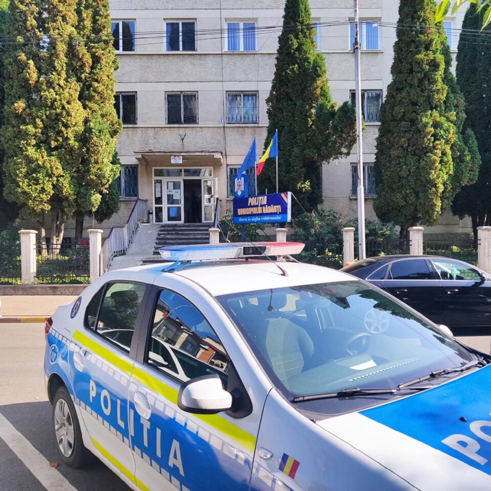 Tânăr de 20 de ani, la volanul unui BMW, încătușat pe stradă de polițiști