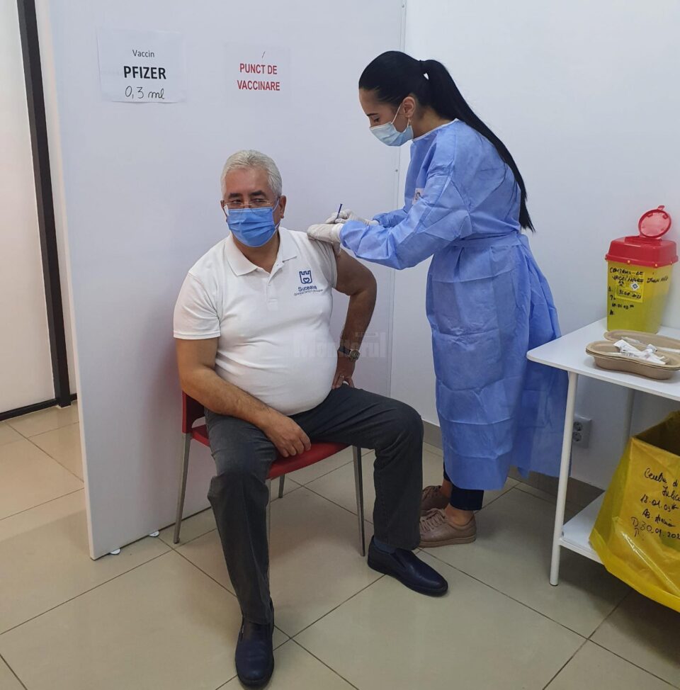 Primarul Sucevei, vaccinat cu doza a III-a: “e singura soluție să limităm răspândirea virusului” Primarul Sucevei, vaccinat cu doza a III-a: “e singura soluție să limităm răspândirea virusului”
