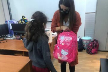 88 de elevi au primit ghiozdane și rechizite din partea voluntarilor Asociației Rădăuțiul Civic