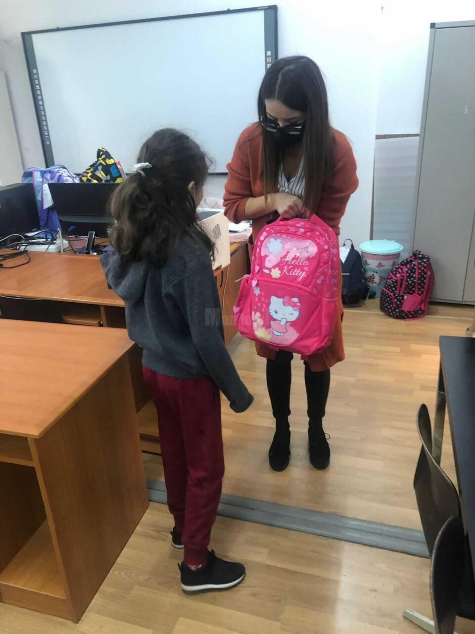 88 de elevi au primit ghiozdane și rechizite din partea voluntarilor Asociației Rădăuțiul Civic 88 de elevi au primit ghiozdane și rechizite din partea voluntarilor Asociației Rădăuțiul Civic